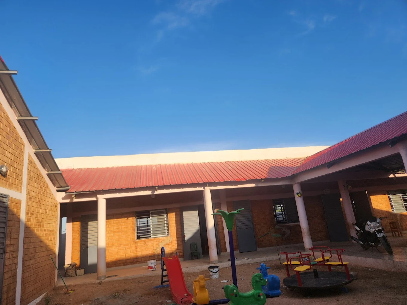 Complexe jeunesse avec aires de jeux