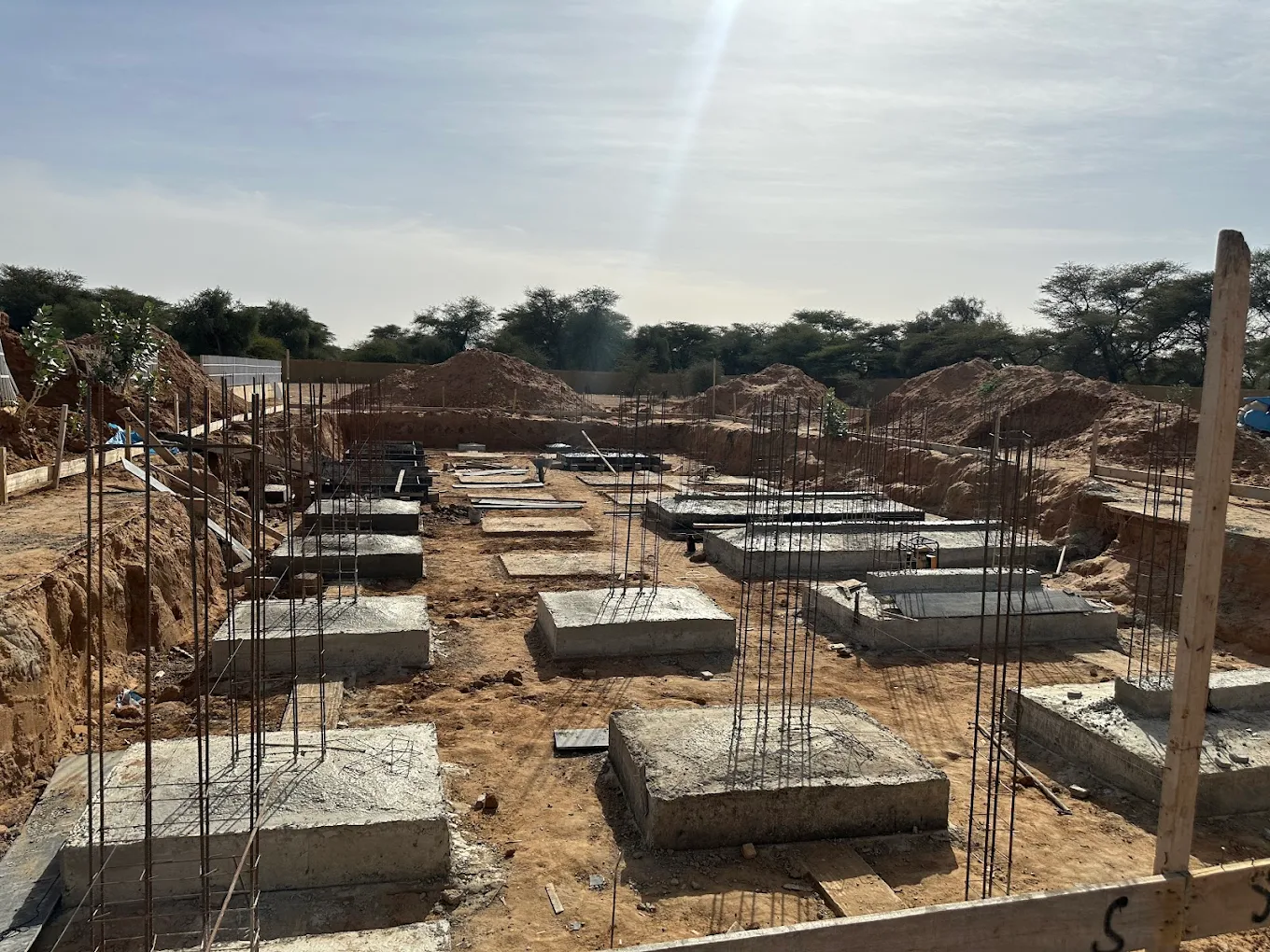 Fondations béton armé – vue large chantier